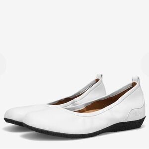 NEW‎ TAOS Chit Chat White Shoes Size 10